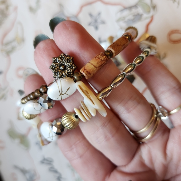 Elegant White and Gold Beaded Bracelet - Picture 3 of 5